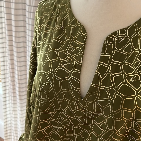 NWT MICHAEL Michael Kors Women’s Giraffe Print Tie Sleeve Top Green Gold Large - Picture 2 of 7